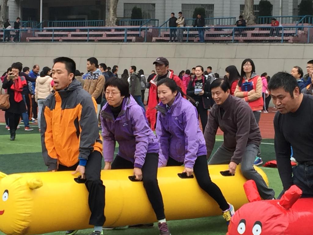 世界杯官网职工踊跃参加2015年秋季运动会
