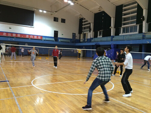 世界杯官网师生羽毛球友谊赛顺利举行